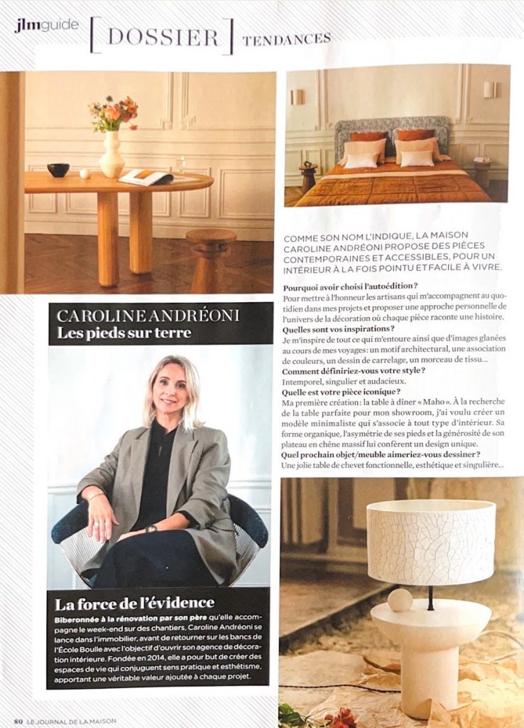 Le Journal de la Maison – Décembre 2022 / Janvier 2023 – Table Maho à dîner en chêne, Tabouret Joya en bois massif, Tête de lit Hella avec tissu Lelièvre, Appliques Caroline Andréoni X François Bazin et lampe à poser Uyuni Caroline Andréoni La Maison